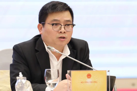 Làm gì để ứng phó với biến động thương mại quốc tế?