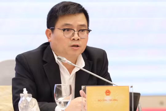 Làm gì để ứng phó với biến động thương mại quốc tế?