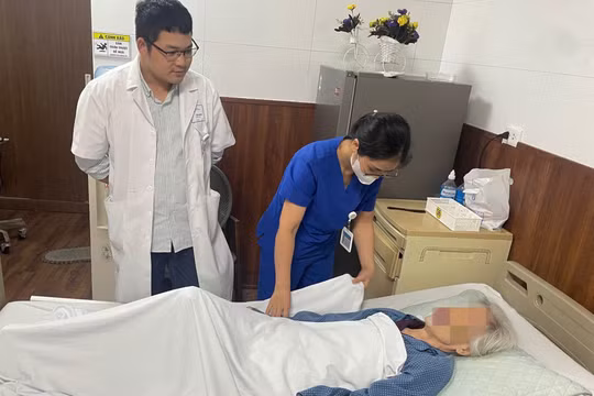 Bà cụ 80 tuổi suýt mất bàn chân vì vết xây xước nhỏ 