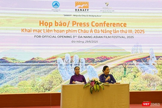 Bà Nguyễn Thị Anh Thi, Phó Chủ tịch UBND TP Đà Nẵng chủ trì họp báo.