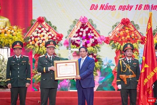 Thủ tướng Chính phủ Phạm Minh Chính thay mặt Đảng và Nhà nước trao tặng Huân chương Hồ Chí Minh cho Bộ Tư lệnh Quân khu 5.