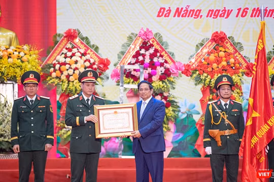Thủ tướng Chính phủ Phạm Minh Chính thay mặt Đảng và Nhà nước trao tặng Huân chương Hồ Chí Minh cho Bộ Tư lệnh Quân khu 5.