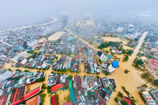 Hơn 128.000 ngôi nhà bị ngập, Bộ Chính trị yêu cầu hỗ trợ vùng lũ miền Trung