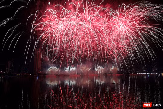 Màn pháo hoa mãn nhãn của đội Jiangxi Yangfeng (Trung Quốc) tại chung kết DIFF 2025.