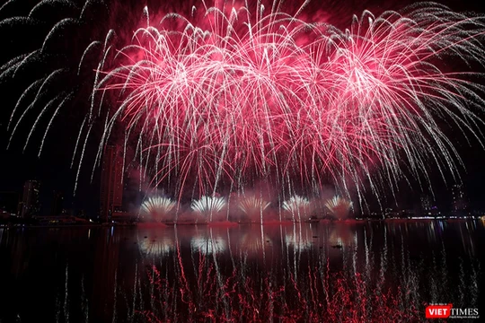 Màn pháo hoa mãn nhãn của đội Jiangxi Yangfeng (Trung Quốc) tại chung kết DIFF 2025.