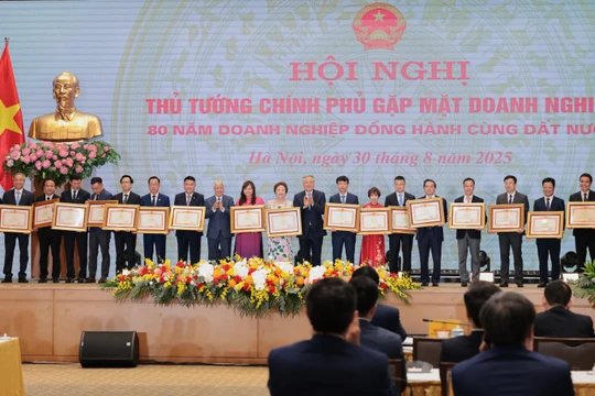 LPBank vinh dự đón nhận Bằng khen của Thủ tướng tại Hội nghị Doanh nghiệp toàn quốc