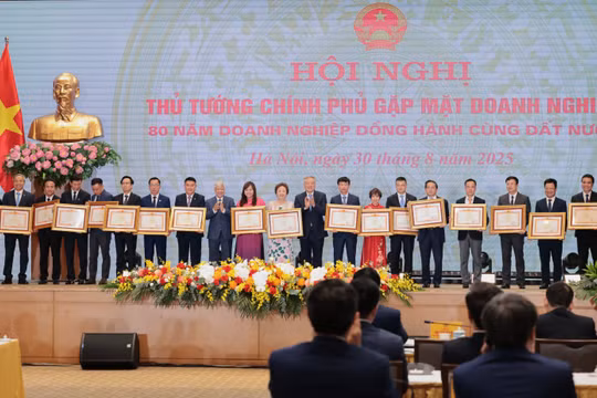 LPBank vinh dự đón nhận Bằng khen của Thủ tướng tại Hội nghị Doanh nghiệp toàn quốc