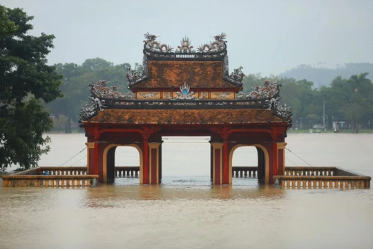 Nguyên nhân mưa lớn gây ngập sâu tại các tỉnh miền Trung