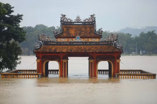 Nguyên nhân mưa lớn gây ngập sâu tại các tỉnh miền Trung