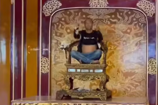 Đối tượng Hồ Văn Phương Tâm xâm hại nghiêm trọng ngai vua - cổ vật di sản triều Nguyễn. (Ảnh Xuan Hau)