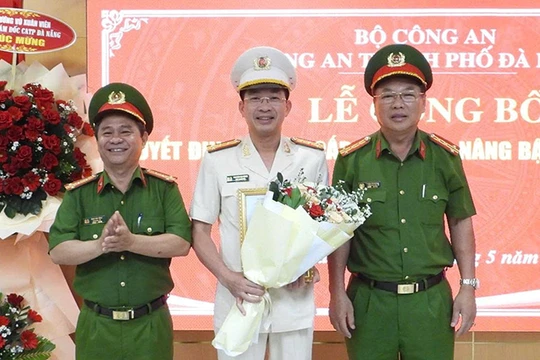 Đại tá Nguyễn Đại Đồng (đứng giữa), Phó Giám đốc phụ trách Công an thành phố Đà Nẵng tại buổi công bố quyết định.