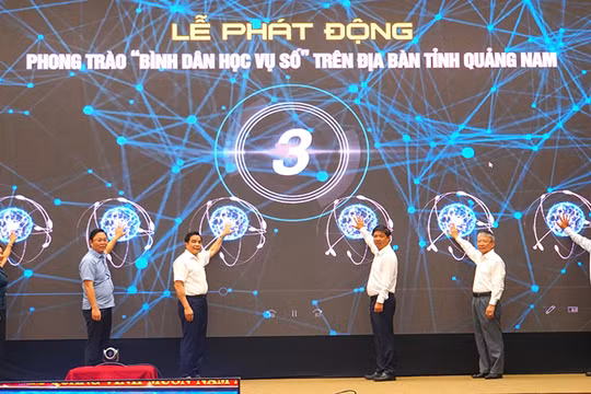 Lãnh đạo tỉnh Quảng Nam phát động phong trào “Bình dân học vụ số”. Ảnh: Thọ Nguyễn.