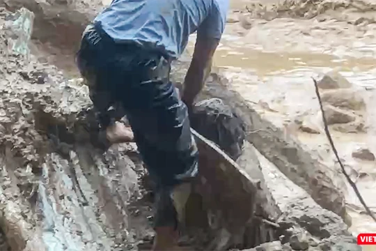 Lực lượng chức năng xã Trà Đốc (Đà Nẵng) kịp thời cứu nạn nhân bị lũ cuốn trôi, vùi sâu dưới lớp bùn.