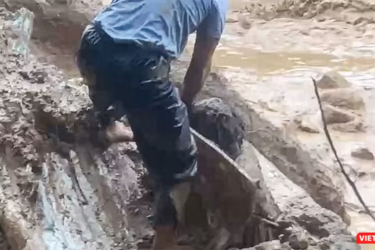 Lực lượng chức năng xã Trà Đốc (Đà Nẵng) kịp thời cứu nạn nhân bị lũ cuốn trôi, vùi sâu dưới lớp bùn.
