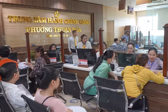 Người dân đến làm thủ tục tại Trung tâm hành chính công phường Thuận Hoá, TP Huế (Ảnh hue.gov.vn).