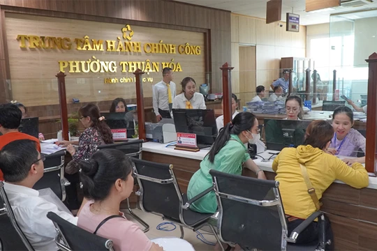 Người dân đến làm thủ tục tại Trung tâm hành chính công phường Thuận Hoá, TP Huế (Ảnh hue.gov.vn).