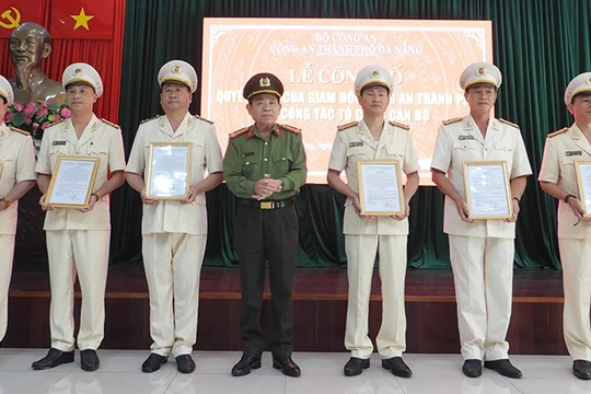 Lãnh đạo Công an TP Đà Nẵng trao quyết định phân công công tác đối với lãnh đạo cấp phòng sau khi giải thể công an quận, huyện. Ảnh: Công an cung cấp.