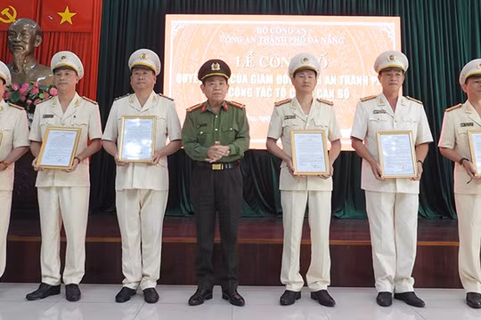 Lãnh đạo Công an TP Đà Nẵng trao quyết định phân công công tác đối với lãnh đạo cấp phòng sau khi giải thể công an quận, huyện. Ảnh: Công an cung cấp.