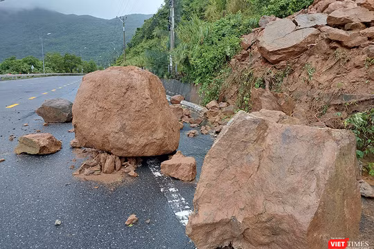 Do ảnh hưởng của bão số 1, mưa lớn kéo dài đã gây sạt lở tại nhiều điểm trên tuyến đường Hoàng Sa, đoạn dẫn lên bán đảo Sơn Trà (phường Thọ Quang, quận Sơn Trà, TP Đà Nẵng).