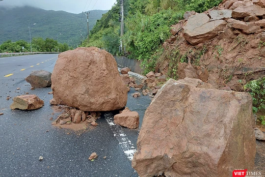 Do ảnh hưởng của bão số 1, mưa lớn kéo dài đã gây sạt lở tại nhiều điểm trên tuyến đường Hoàng Sa, đoạn dẫn lên bán đảo Sơn Trà (phường Thọ Quang, quận Sơn Trà, TP Đà Nẵng).