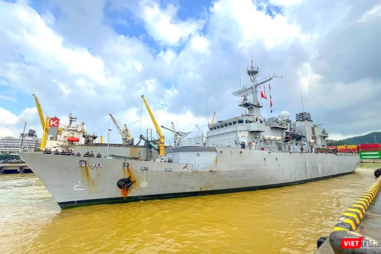 Ngày 14/11, tàu tuần dương Prairial của Hải quân Pháp, do Trung tá Wallerand Faivre D’Arcier làm chỉ huy, đã cập cảng Tiên Sa (TP Đà Nẵng), bắt đầu chuyến thăm xã giao thành phố trong 6 ngày.