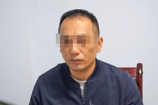 Đối tượng Zhangmao tại cơ quan công an. Ảnh: Công an cung cấp.