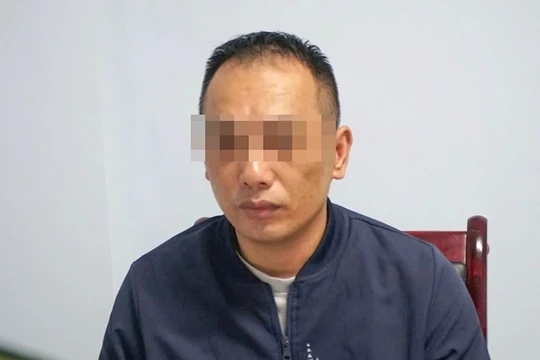 Đối tượng Zhangmao tại cơ quan công an. Ảnh: Công an cung cấp.