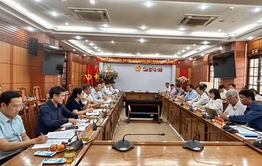 Quang cảnh cuộc họp bàn phối hợp xây dựng Đề án sắp xếp, sáp nhập cơ quan HĐND TP Đà Nẵng và HĐND tỉnh Quảng Nam. Ảnh: Văn Việt