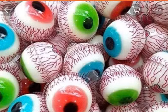 Loại kẹo “con mắt” mà bé D. ăn vốn được bày bán rất nhiều tại các hàng quán lẫn trên mạng. 