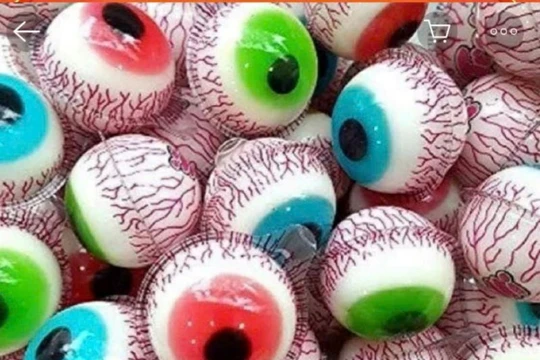 Loại kẹo “con mắt” mà bé D. ăn vốn được bày bán rất nhiều tại các hàng quán lẫn trên mạng. 