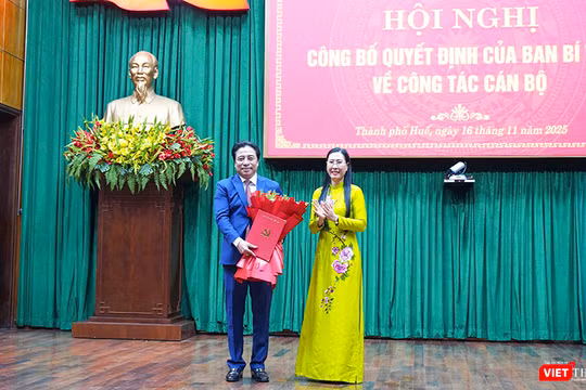 Bà Bùi Thị Quỳnh Vân, Phó trưởng Ban Tổ chức Trung ương trao Quyết định cho ông Nguyễn Khắc Toàn. Ảnh Dũng Văn