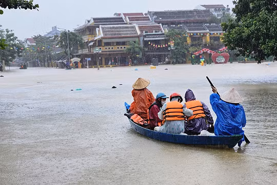 Mưa lớn trở lại, cảnh báo Đà Nẵng có nơi ngập sâu đến hơn 3 mét