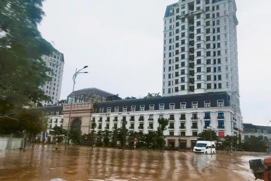 Chung cư The Manor Crowm Huế bị nước lũ bao vây.