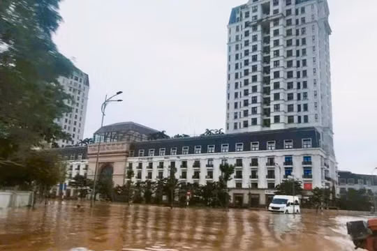 Chung cư The Manor Crowm Huế bị nước lũ bao vây.