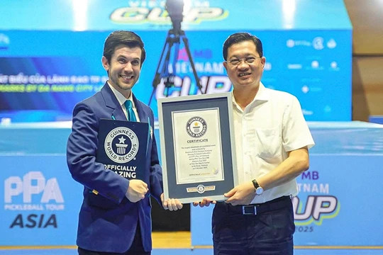Đại diện Tổ chức Guinness World trao chứng nhận kỷ lục cho ông Trần Phước Sơn, Chủ tịch Liên đoàn Pickleball Đà Nẵng. Ảnh DPF