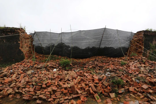 Hiện trường đoạn tường bao Hoàng thành Huế bị sập do mưa lũ. Ảnh PD.