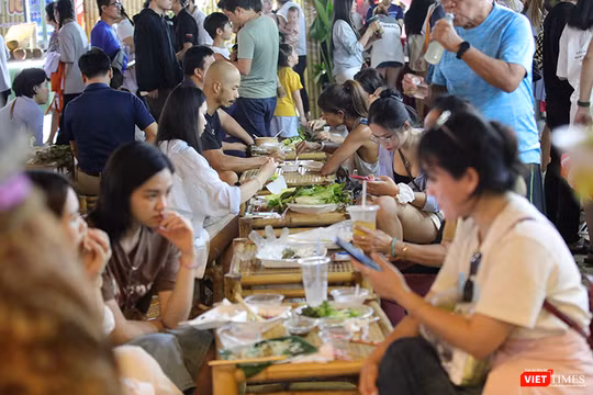 Lũy kế 9 tháng 2025, doanh thu dịch vụ lưu trú và ăn uống của TP Đà Nẵng ước đạt gần 40.929 tỷ đồng, tăng 25,8% so với 2024.