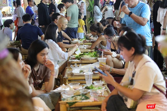 Lũy kế 9 tháng 2025, doanh thu dịch vụ lưu trú và ăn uống của TP Đà Nẵng ước đạt gần 40.929 tỷ đồng, tăng 25,8% so với 2024.