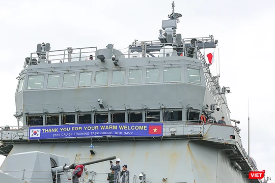 Cận cảnh tàu huấn luyện Hải quân Hàn Quốc