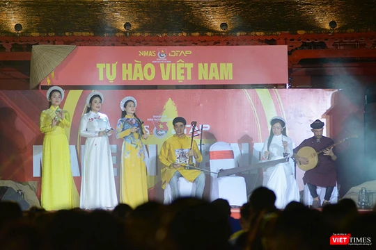 Tối 25/8, tại Nghinh Lương Đình, thành phố Huế, Trung ương Đoàn Thanh niên Cộng sản Hồ Chí Minh tổ chức chương trình Chuyến xe Tự hào Việt Nam.