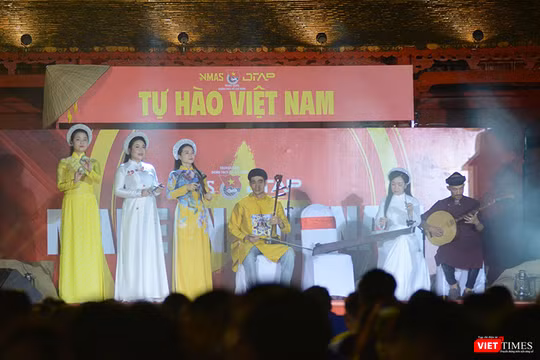 Tối 25/8, tại Nghinh Lương Đình, thành phố Huế, Trung ương Đoàn Thanh niên Cộng sản Hồ Chí Minh tổ chức chương trình Chuyến xe Tự hào Việt Nam.