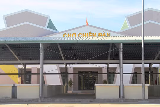Chợ Chiên Đàn (Phú Ninh, Quảng Nam) được hoàn thành từ năm 2023, nhưng đến nay vẫn đóng cửa.. phủ bụi.