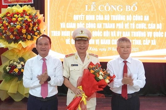 Thiếu tướng Nguyễn Hữu Hợp (giữa), Giám đốc Công an tỉnh Quảng Nam chính thức giữ chức vụ Giám đốc Công an TP Đà Nẵng kể từ ngày 1/7.