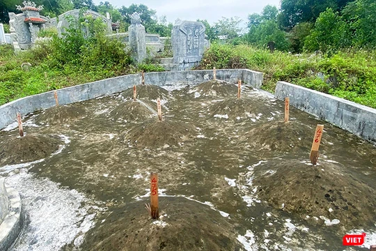 Ban Quản lý dự án đầu tư xây dựng khu vực 1 (TP Huế) dùng thanh gỗ cắm vào giữa các mộ phần cạnh chùa Thiên Mụ (TP Huế) để kiểm đếm gây phản cảm.