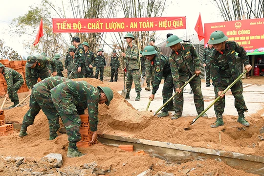 Sáng 1/12, Bộ Tư lệnh Quân khu 5 đã ra quân hỗ trợ xây dựng nhà ở cho các hộ dân bị thiệt hại do mưa lũ tại 3 tỉnh Gia Lai, Đắk Lắk và Khánh Hòa.