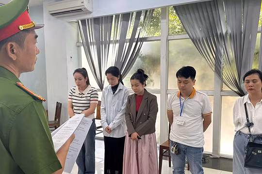 Cơ quan Cảnh sát điều tra Công an TP Đà Nẵng tống đạt quyết định khởi tố vụ án, khởi tố bị can đối với Phòng khám Đa khoa Quốc tế Đà Nẵng để điều tra hành vi “Lừa dối khách hàng”.