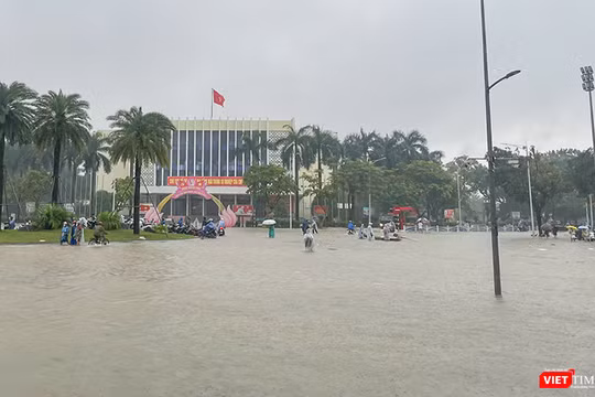 Các tuyến đường trên địa bàn TP Huế ngập sâu trong nước do mưa lớn kéo dài.