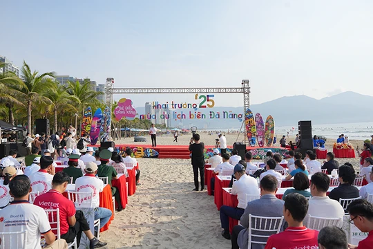 Với chủ đề “Vũ điệu sóng xanh”, chương trình khai trương mùa du lịch biển Đà Nẵng 2025 đã chính thức khai mạc với hàng loạt hoạt động đặc sắc tại các bãi biển du lịch TP.