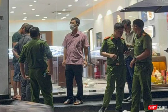 Lực lượng công an khám nghiệm hiện trường để truy tìm hung thủ