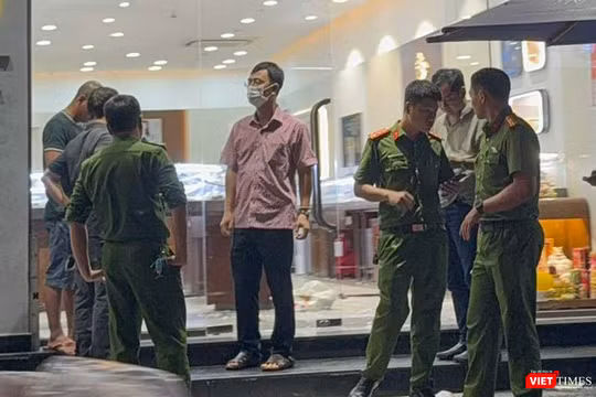 Lực lượng công an khám nghiệm hiện trường để truy tìm hung thủ